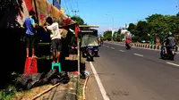 Momen arus mudik Lebaran menjadi peluang sejumlah warga pantura Cirebon meraup rezeki dengan mendirikan warung semipermanen di pinggir jalan. (Liputan6.com/Panji Prayitno)