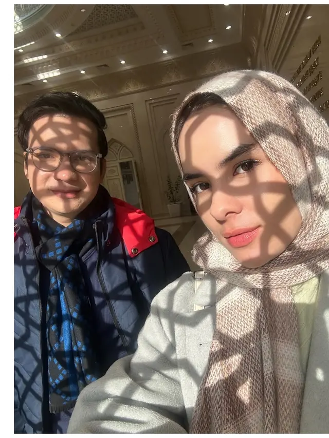 6 Potret Endy Arfian dan Steffi Zamora di Balik Layar Film 'Pengin Hijrah'