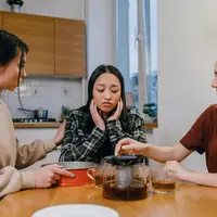 Dukungan teman dapat membantumu bangkit dari patah hati. (Sumber: Alena Darmel/Pexels)