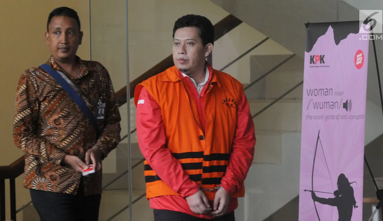 Bupati nonaktif Cianjur Irvan Rivano Muchtar usai menjalani pemeriksaan lanjutan di Gedung KPK, Jakarta, Selasa (2/4). Irvan diperiksa sebagai tersangka untuk pelengkapan berkas dalam kasus dugaan menerima suap anggaran pendidikan dari para kepala sekolah di Cianjur. (merdeka.com/Dwi Narwoko)