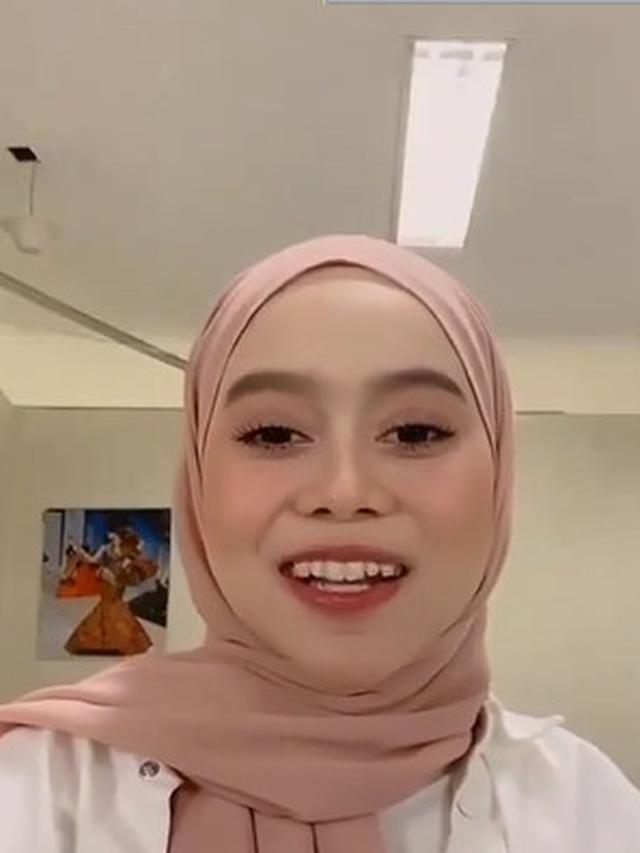 Lesti Kejora Pakai Behel - Pakai Busana Serba Kuning ...