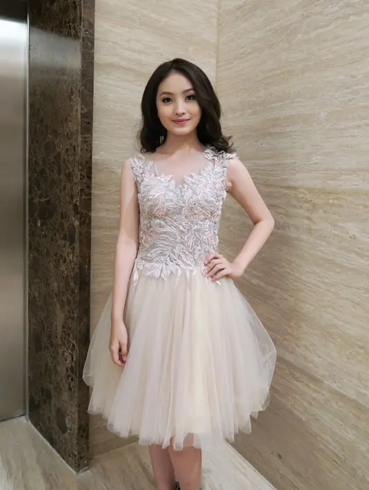 Gaun putih dengan rok pendek membuat kecantikan Natasha Wilona semakin bertambah. (Foto: instagram.com/natashawilona12)