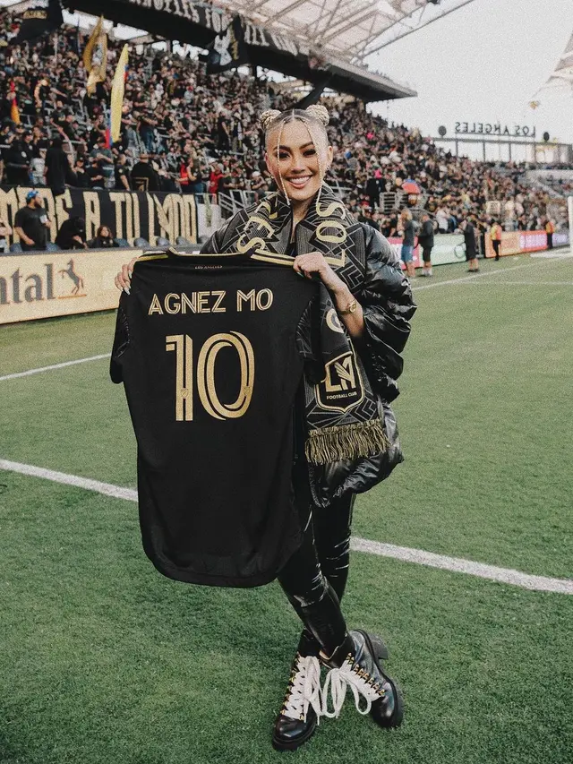 Agnez Mo Ditunjuk Jadi Kapten Sepak Bola AS, Tampil dengan Gaya Edgy dengan Serba Hitam