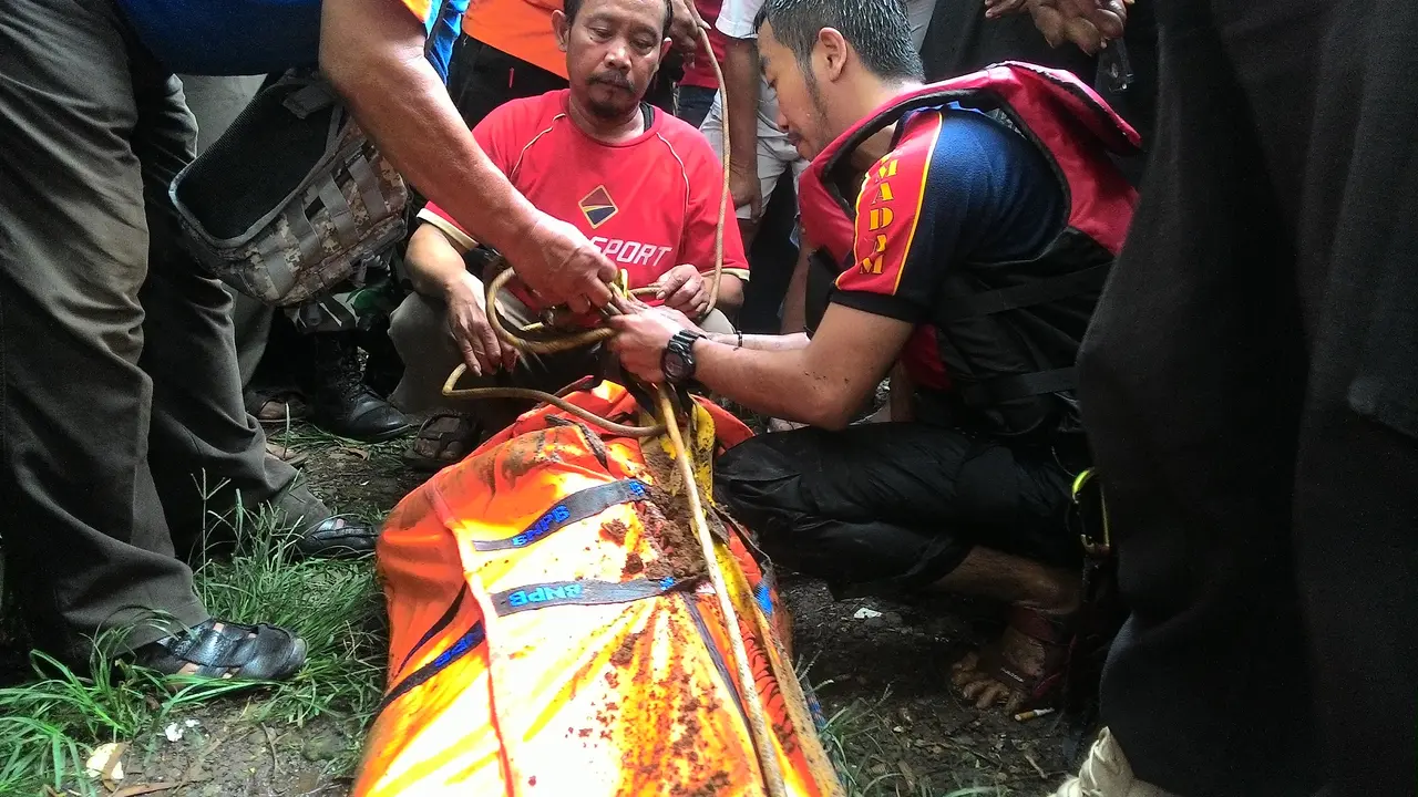 Jasad Pria Tanpa Busana Ditemukan di Sungai Ciliwung