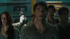 Thomas dan teman-temannya berusaha melarikan dari labirin. Foto: 20 th Century Fox
