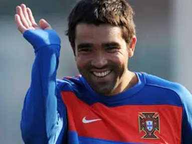 Senyuman gelandang Portugal Deco di sesi latihan timnas di Bekker High School, Magaliesburg, 26 Juni 2010, jelang laga babak 16 besar PD 2010 lawan Spanyol. AFP PHOTO / FRANCISCO LEONG 
