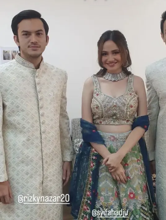 Syifa Hadju tampil menawan dengan busana ala Bollywood colorfull dengan bordiran bunga lengkap dengan sarinya. Sementara Rizky Nazar dibalut busana warna silver khas pria India. [@lianfirman]