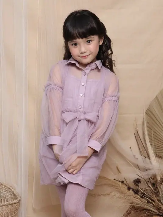 Tampil menggemaskan dengan dress lilac, berbahan organza. Bisa padukan dengan legging warna serupa atau hitam. (@gadiiing)