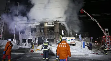 Petugas pemadam kebakaran berupaya memadamkan api yang melahap sebuah panti jompo di Sapporo, utara Jepang, Kamis (1/2). Sebanyak 11 orang tewas dan lima lainnya menderita luka dalam insiden kebaran tersebut. (Yuya Shino/Kyodo News via AP)