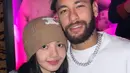 <p>Lisa Blackpink berpose dengan pesepakbola asal Brasil Neymar Jr. Momen kebersamaan itu diunggah sang idol lewat insta story akun Instagram pribadinya. Unggahan itu ditautkannya ke akun Instagram sang pesepakbola dengan emoji perayaan. Neymar ikut mengunggah ulang foto tersebut di Insta Story miliknya. (Instagram/ lalalalisa_m)</p>