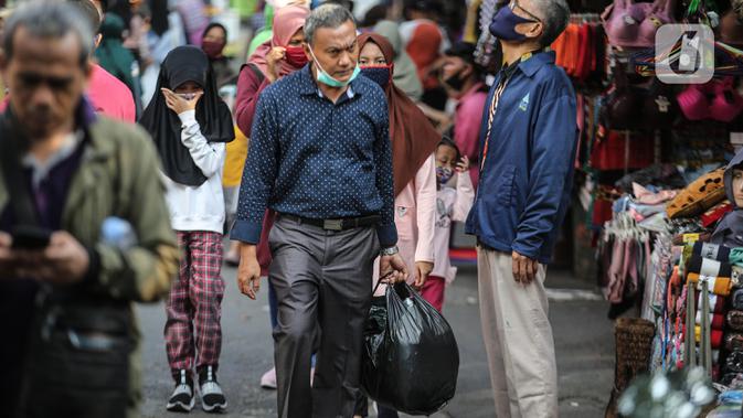 Warga membawa barang belanjaan dengan menggunakan kantong plastik di Kawasan Pasar Jatinegara, Jakarta, Selasa (30/6/2020). Mulai 1 Juli 2020 penggunaan kantong plastik sekali pakai dilarang di mal, toko swalayan, dan pasar tradisional di DKI Jakarta. (Liputan6.com/Faizal Fanani)