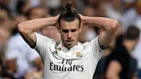 Striker Real Madrid, Gareth Bale, tampak kecewa saat melawan Atletico Madrid pada laga La liga di Stadion Santiago Bernabeu, Madrid, Sabtu (29/9/2018). Kedua klub bermain imbang 0-0. (AFP/Oscar Del Pozo)