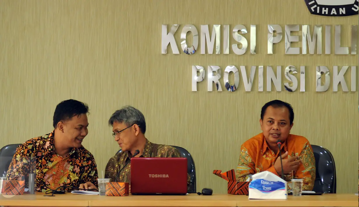 Ketua KPU DKI Jakarta, Sumarno (kanan) memimpin rapat bersama perwakilan parpol peserta Pilgub DKI Jakarta di Jakarta, Rabu (24/8). Rapat membahas tata cara pendaftaran calon Gubernur dan Wakilnya dari partai politik. (Liputan6.com/Helmi Fithriansyah)
