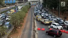 Sejumlah pengendara terjebak kepadatan arus lalu lintas jelang jembatan layang jalan Gerbang Pemuda akibat penutupan sebagian ruas jalan Gatot Subroto depan Gedung MPR/DPR/DPD RI, Jakarta, Rabu (25/9/2019). Penutupan ini untuk mengantisipasi unjuk rasa susulan. (Liputan6.com/Helmi Fithriansyah)