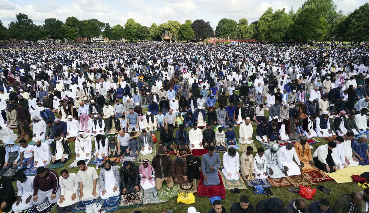 Umat muslim berkumpul untuk melaksanakan salat Idul Adha di Small Heath Park, Birmingham, Inggris, 9 Juli 2022. Umat muslim seluruh dunia merayakan Idul Adha atau Hari Raya Kurban untuk memperingati kesediaan Nabi Ibrahim mengorbankan putranya. (Jacob King/PA via AP)
