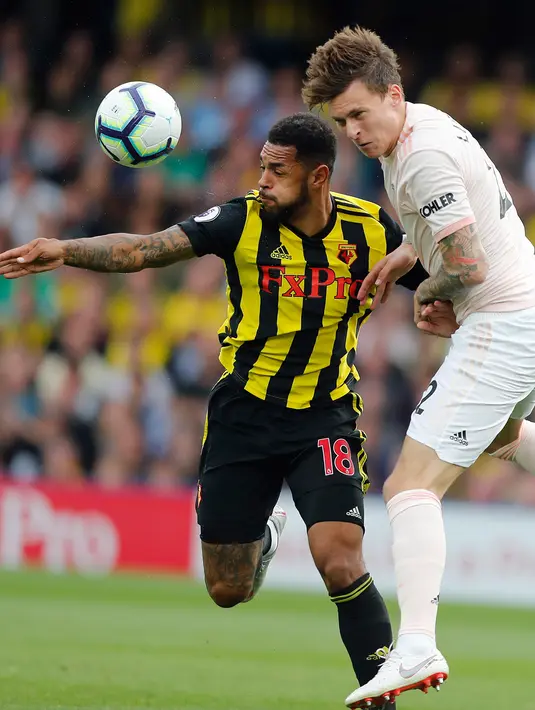 Pemian Watford, Andre Gray berebut bola dengan bek Manchester United, Victor Lindeloef saat bertanding pada lanjutan Liga Inggris di stadion Vicarage Road, Inggris (15/9). MU menang tipis 2-1 atas Watford. (AP Photo/Frank Augstein)