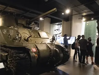 Orang-orang mengunjungi pameran untuk memperingati 75 tahun kemenangan dalam perang antifasis dunia di Imperial War Museum, London, Inggris, 11 Agustus 2020. (Xinhua)