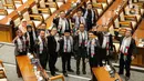 <p>Sejumlah anggota DPR mengenakan syal bergambar bendera Palestina saat mengikuti Rapat Paripurna. (Liputan6.com/Faizal Fanani)</p>