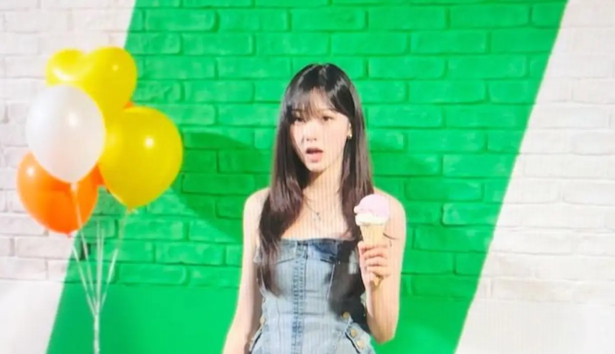 Denim on denim seperti Giselle ini juga bisa dikenakan saat hangout bersama teman-teman. Bisa kenakan tube denim dan mini skirt seperti Giselle. [@aerichandesu]
