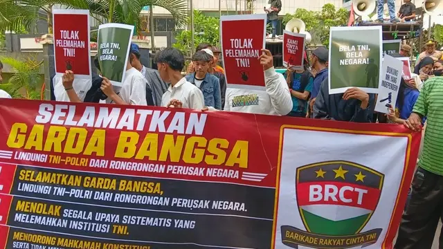 Barisan Rakyat Cinta TNI (BRCT) menggelar aksi di depan Gedung Mahkamah Konstitusi (MK), Jakarta, Rabu (22/4/2026) (Istimewa)