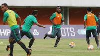 Para pemain Timnas Indonesia tengah melakukan sesi latiha jelang melawan Vietnam pada laga uji coba di Stadion Maguwohardjo, Sleman, Jumat (7/10/2016). (Bola.com/Nicklas Hanoatubun)