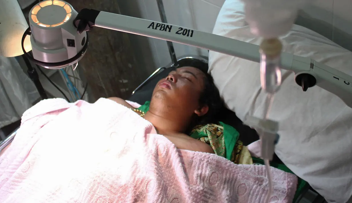 Penumpang helikopter EC 130  yang dinyatakan hilang kontak, Fransiskus mendapatkan perawatan di sebuah rumah sakit di Sumatera Utara, Selasa (13/10/2015). Pria itu ditemukan selamat dalam kondisi mengapung di Danau Toba. (AFP PHOTO/ALBERT Damanik)