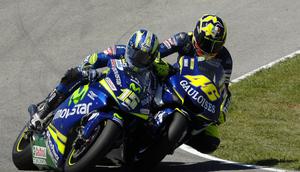 Valentino Rossi dan Sete Gibernau terlibat perseteruan panas dalam balapan di Sirkuit Jerez, Spanyol, pada 2005. (Motorcycle USA)