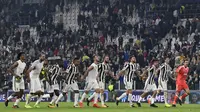 Para pemain Juventus merayakan kemenangan atas Sporting Lisbon pada laga Liga Champions di Stadion Allianz, Turin, Rabu (18/10/2017). Juventus menang 2-1 atas Sporting. (AFP/Miguel Medina)