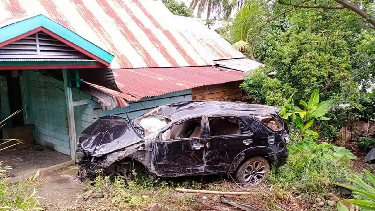 Mobil Fortuner terguling di tanjakan curam Anjoro Pitu, memakan korban jiwa. (Foto: Liputan6.com/Abdul Rajab Umar)