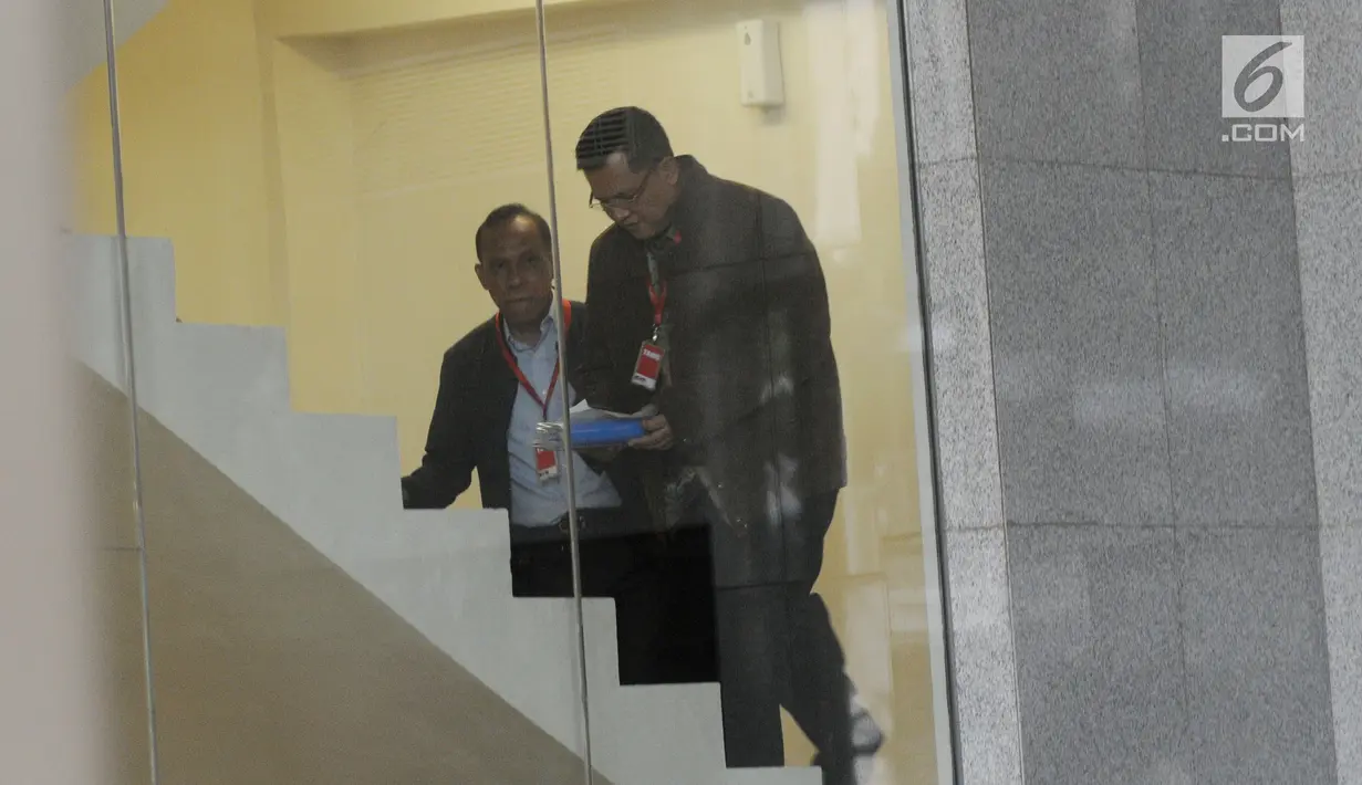 Senior Vice President Legal Corporate PT PLN Dedeng Hidayat bersiap menjalani pemeriksaan di Gedung KPK, Jakarta, Senin (29/4/2019). Dedeng diperiksa sebagai saksi untuk tersangka Direktur Utama PLN nonaktif Sofyan Basir terkait dugaan suap proyek pembangunan PLTU Riau-1. (merdeka.com/dwi narwoko)