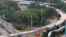 Penyelesaian pengerjaan jembatan simpang susun semanggi, Jakarta, Selasa (21/3). Jembatan tersebut memiliki panjang total 1,6 km dan menghabiskan dana sekitar Rp 354 miliar. (Liputan6.com/Angga Yuniar)