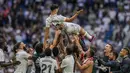 <p>Pemain Real Madrid Marco Asensio dilempar ke udara sebagai ungkapan selamat tinggal dari rekan setimnya setelah pertandingan sepak bola Liga Spanyol melawan Athletic Bilbao di Stadion Santiago Bernabeu, Madrid, Spanyol, Minggu (4/6/2023). (AP Photo/Bernat Armangue)</p>