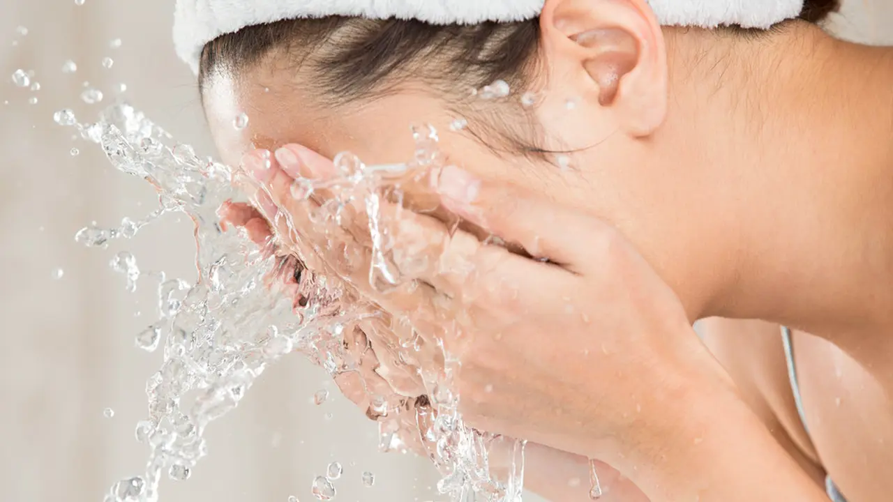 Efek baik cuci muka sebelum tidur dan efek buruk jika tidak mencuci muka sebelum tidur.