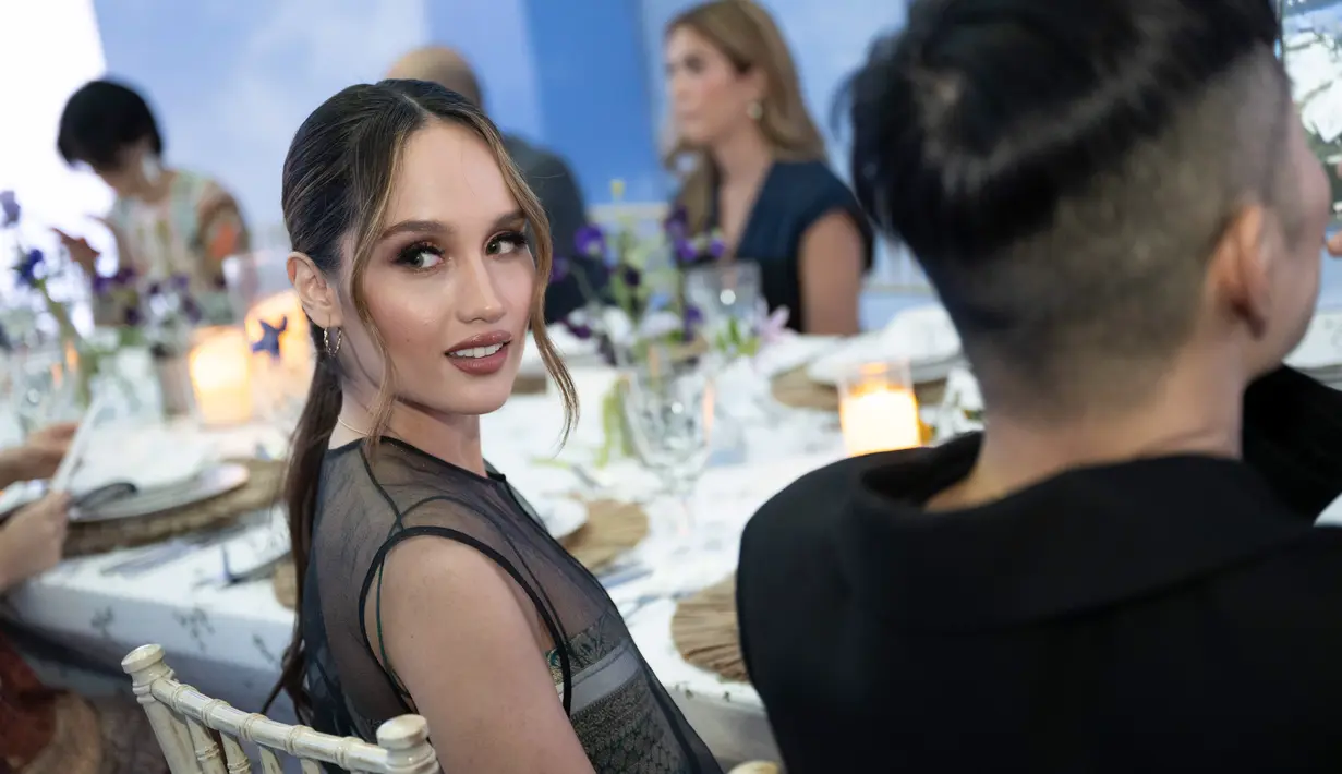 Wajahnya pun dipulas dengan gaya deep brown dan lipstik bold yang mempercantik tampilan Cinta Laura [Tory Burch]