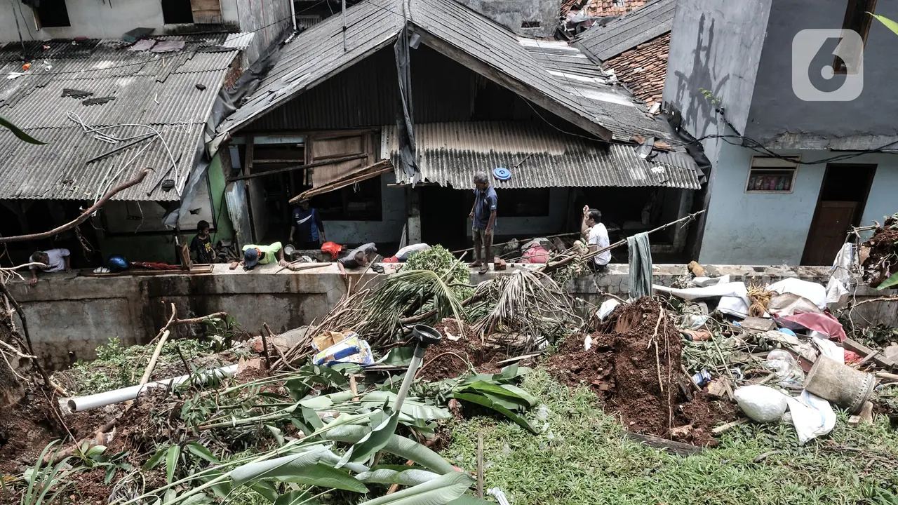 FOTO: Tanah Longsor Timpa Permukiman di Kemang