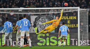 Kiper Timnas Indonesia, Emil Audero, bermain gemilang saat membawa Cremonese menghadapi Lazio pada laga pekan ke-16 Serie A di Stadio Olimpico, Minggu (21/12/2025) dini hari WIB. Berkat kontribusi Emil, Cremonese bermain imbang 0-0 kontra Lazio. (AFP/Andreas SOLARO)