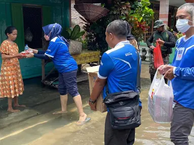 Pemimpin Cabang BRI Jombang Luthfi Riza Hartawan memberikan makanan cepat saji kepada warga terdampak banjir di Kecamatan Ngusikan, Jombang, Jawa Timur, Minggu (13/03/2022). Bantuan disalurkan secara bertahap dengan memprioritaskan masyarakat yang jauh dari jangkauan. (Liputan6.com/HO/CSRBRI)