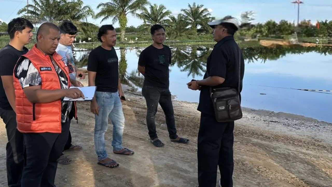Petugas mengecek lokasi kolam bekas galian minyak milik PT Pertamina Hulu Rokan di Rokan Hilir.