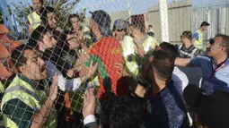 Pihak keamanan menenangkan fans klub Amedspor setelah timnya kalah dari Erzurum BB, Selasa (16/5/2017) di play-off untuk Liga Super Turki. (AFP/Ilyas Akengin)