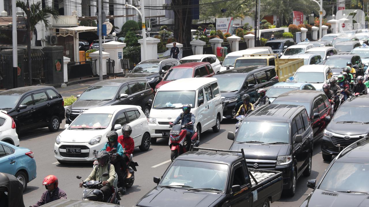Arus Lalin Menuju Istana Ditutup, Kepadatan Terjadi Di Medan Merdeka Timur