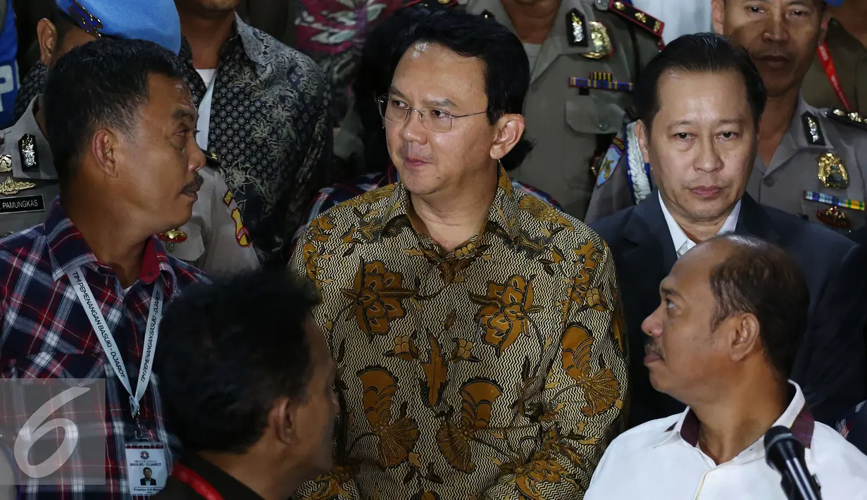 Gubernur DKI Jakarta non aktif Basuki Tjahaja Purnama (Ahok)  usai diperiksa selama 8,5 jam dengan 27 pertanyaan oleh tim penyidik Polri terkait kasus dugaan penistaan agama, Jakarta, Selasa (22/11). (Liputan6.com/Johan Tallo)