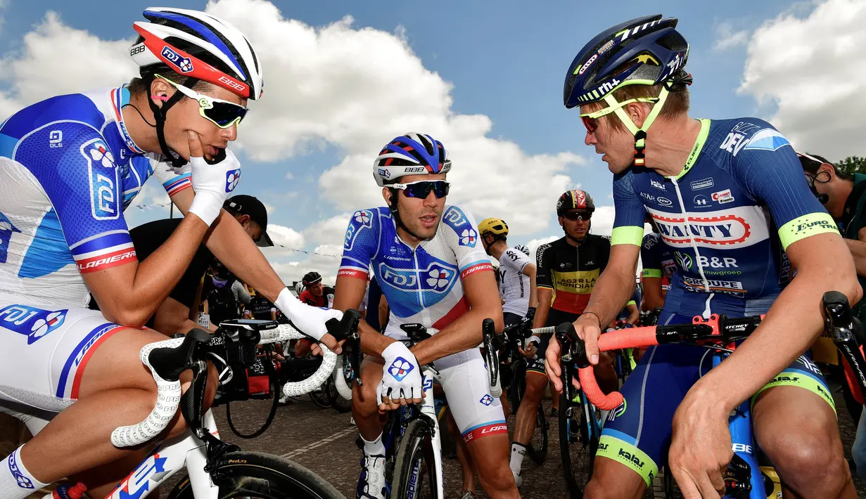 Para pebalap berdiskusi sebelum memulai stage keempat balapan Tour de France di Mondorf-les-Bains, Prancis, Selasa (4/7/2017). Stage keempat menempuh kota Mondorf-les-Bains hingga Vittel yang berjarak 207,5 kilometer. (AFP/Philippe Lopez)