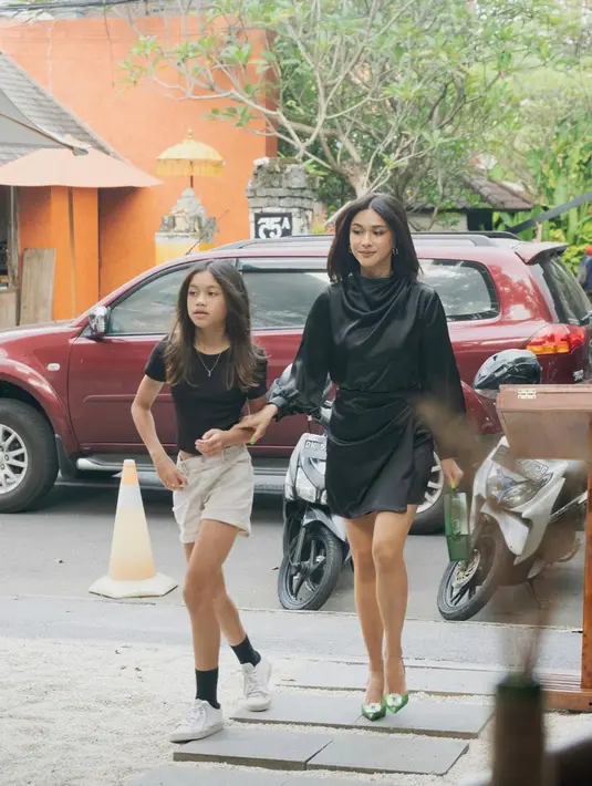 Potret keduanya memakai busana kasual berwarna hitam ini juga sempat menjadi sorotan. Pasalnya, Nana Mirdad dan sang putri yang telah beranjak remaja tampak bak kakak beradik. (Liputan6.com/IG/@nanamirdad_)