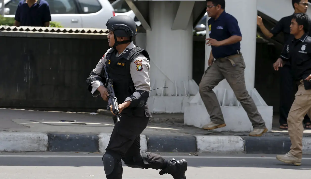 Seorang polisi Indonesia berjalan di dekat lokasi ledakan di Jakarta, Indonesia, (14/1/2016). Beberapa ledakan dan suara senjata api terjadi di pusat ibukota Indonesia, Polisi mencurigai seorang melakukan aksi bom bunuh diri. (REUTERS/Beawiharta)