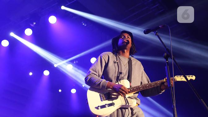 Teriakan histeris dari para pengunjung yang memadati arena tak tertahankan lagi setelah salah satu nominasi Best R&B Performance ajang Grammy Awards 2018 itu naik ke atas panggung. (Bambang E Ros/Bintang.com)