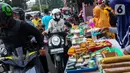 Ragam kue tradisional seperti lemper, putu ayu, kue lumpur, dadar gulung, nagasari, cente manis, klepon, putu mayang, hingga makanan berat juga ada disana. (Liputan6.com/Angga Yuniar)
