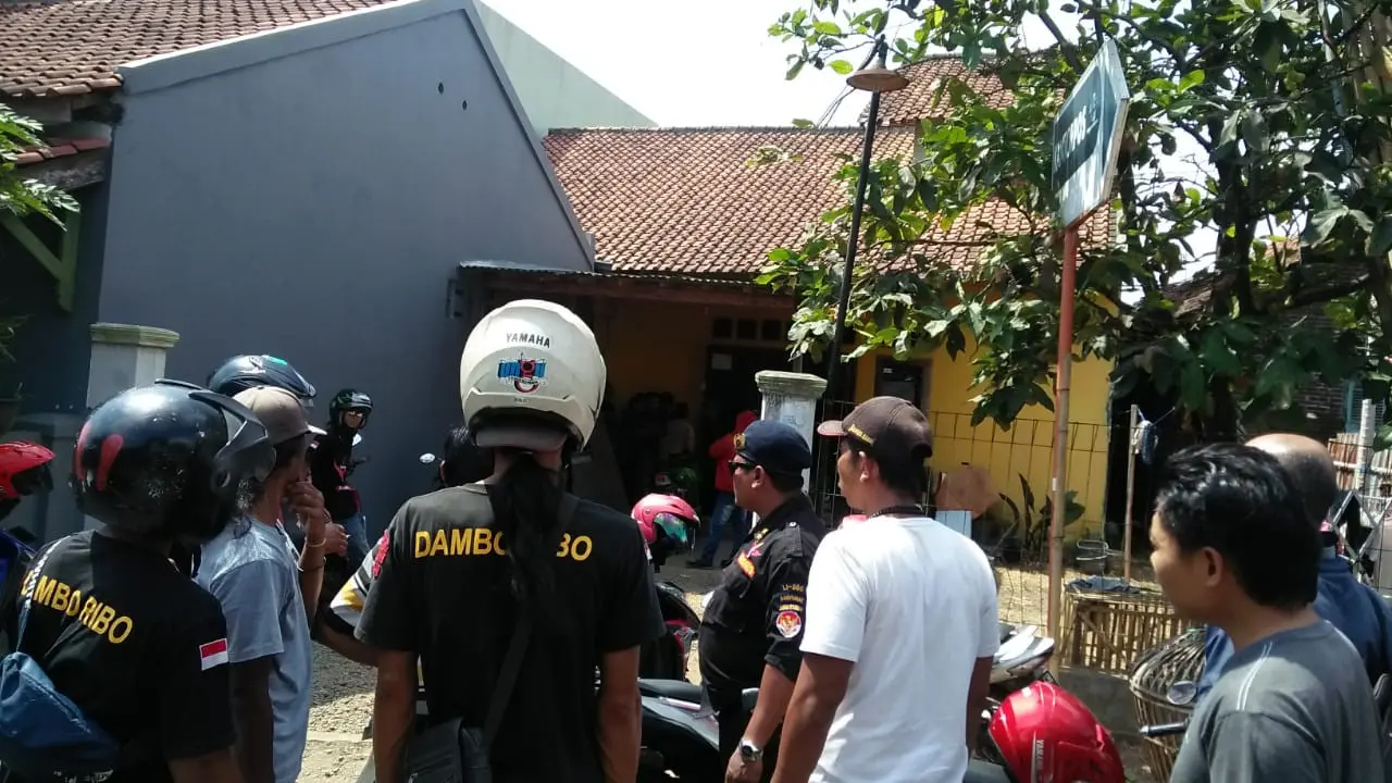 Sekelompok Orang berbaju hitam dan bertuliskan Damboribo menyerbu dan menjemput paksa pegiat FMN Purwokerto, Selasa siang (1/10/2019). (Foto: Liputan6.com/FMN Purwokerto/Muhamad Ridlo)