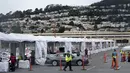 Aktivitas pusat vaksinasi drive-thru di City College of San Francisco di San Francisco, Senin (1/2/2021). Ketika pasokan vaksin COVID-19 meningkat, UC San Francisco terus memperluas upaya vaksinasinya kepada mereka yang paling berisiko. (AP Photo/Jeff Chiu)