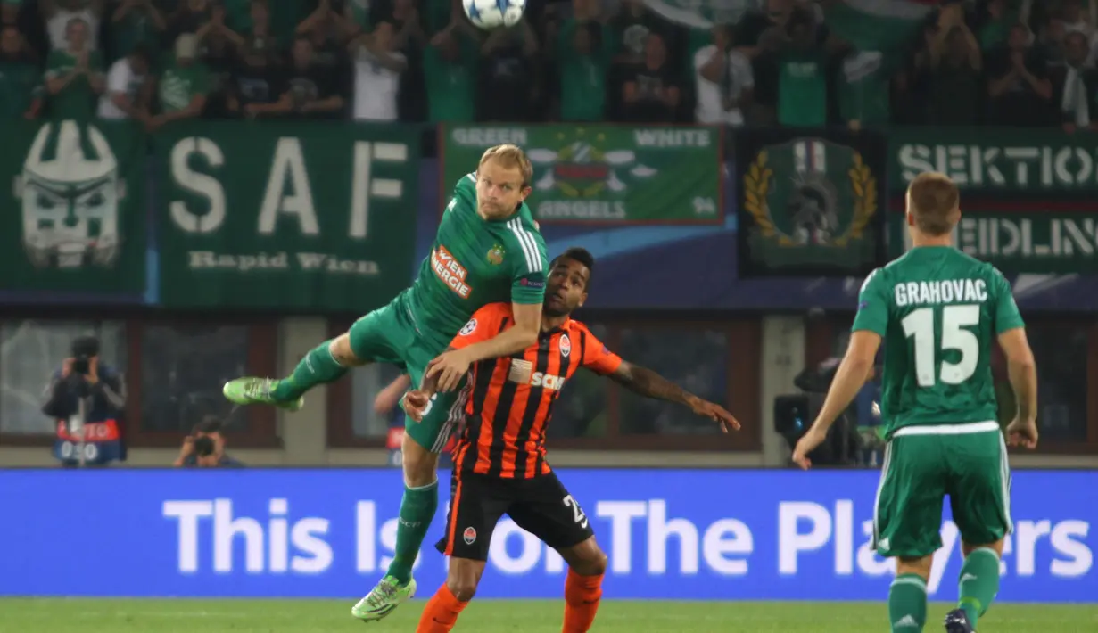 AMANKAN DAERAH: Pemain bertahan Rapid Vienna, Mario Sonnleitner menggagalkan umpan lambung ke arah gelandang Shakhtar Donetsk, Alex Teixeira. (Bola.com/Reza Khomaini)