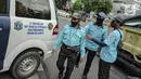 Sejumlah petugas parkir saat akan melakukan pemeriksaan kesehatan di mobil Tim Medis Keliling di kawasan sabang, Jakarta, Kamis (18/2/2021). Program ini dilakukan secara rutin dengan cara berkeliling untuk mengecek kondisi kesehatan petugas parkir di masa pandemi. (Liputan6.com/Faizal Fanani)